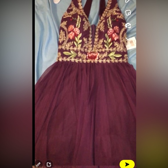Wine colored homecoming dress, worn once. Size 5 but can fit as a 6 - Picture 3 of 3
